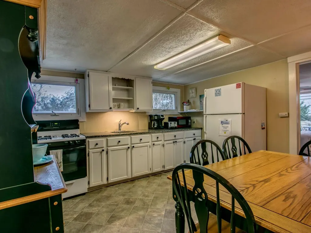 Charming eat-in kitchen