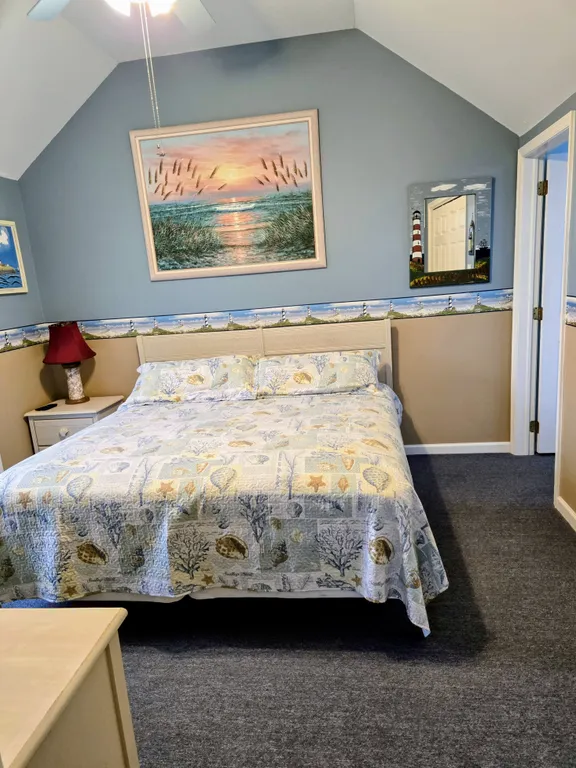 3rd floor king bed
