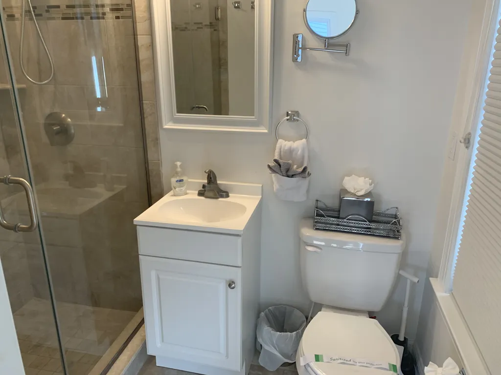 Queen en suite bath