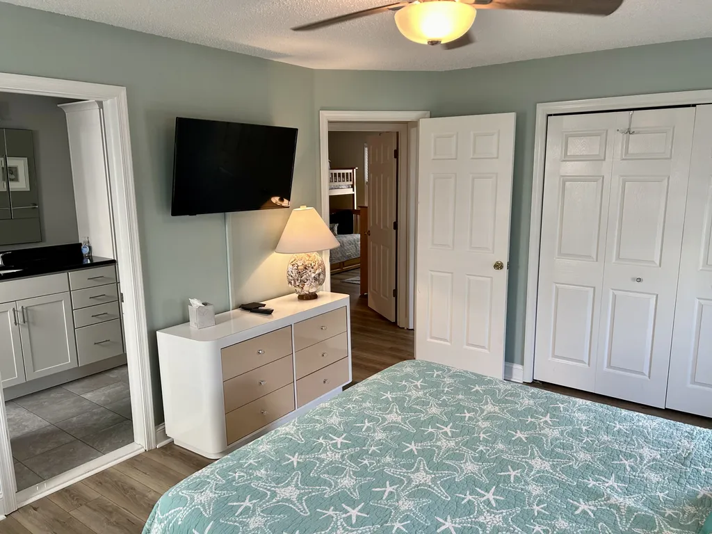 First bedroom &amp;ndash; queen bed with en suite