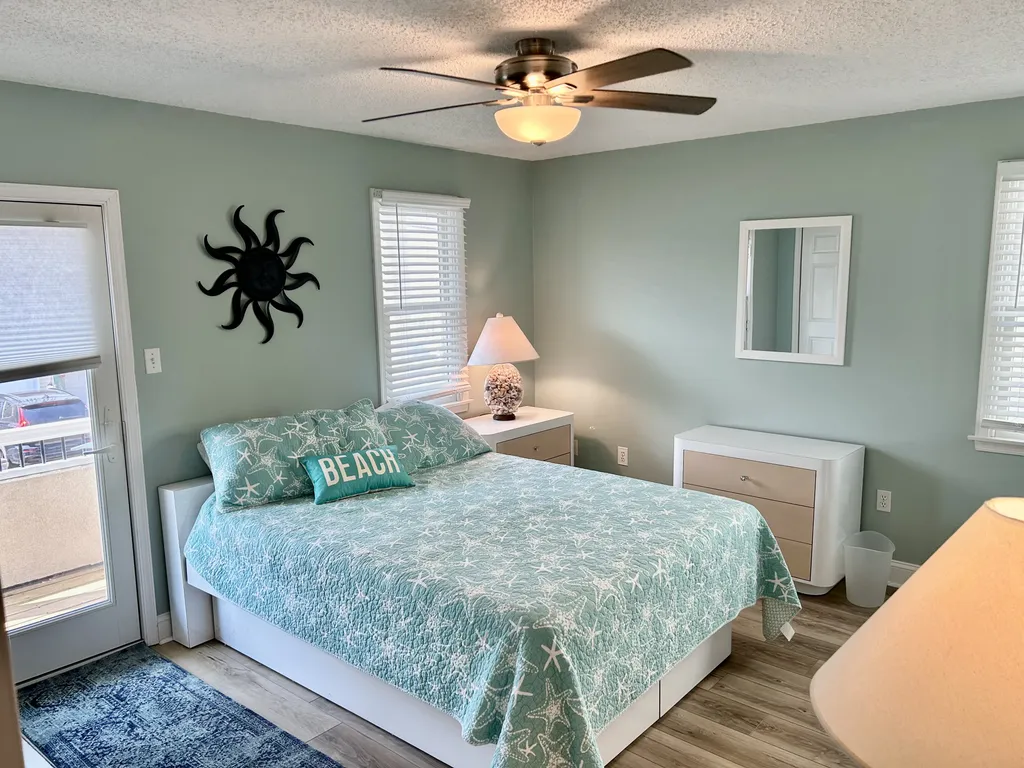 First bedroom &amp;ndash; primary queen bed with en suite