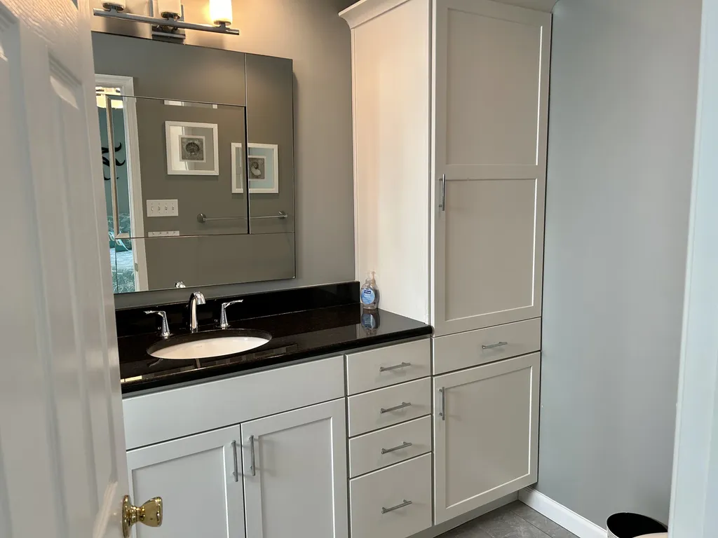 En suite bathroom in primary bedroom