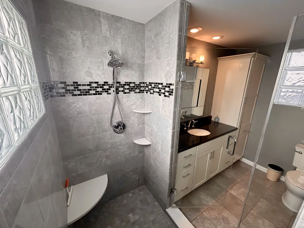 En suite bathroom &amp;ndash; spa like shower