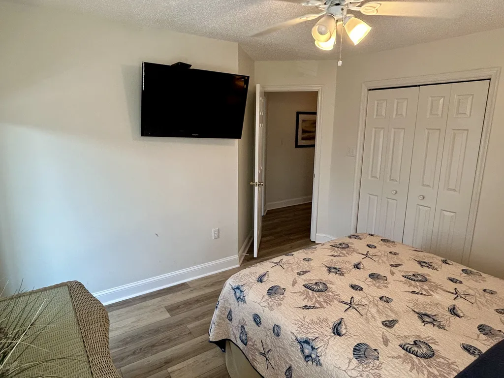 2nd  bedroom &amp;ndash; queen bed &amp;ndash; rear deck access