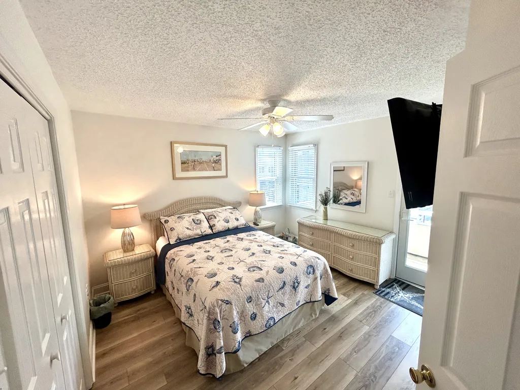 2nd  bedroom &amp;ndash; queen bed &amp;ndash; rear deck access