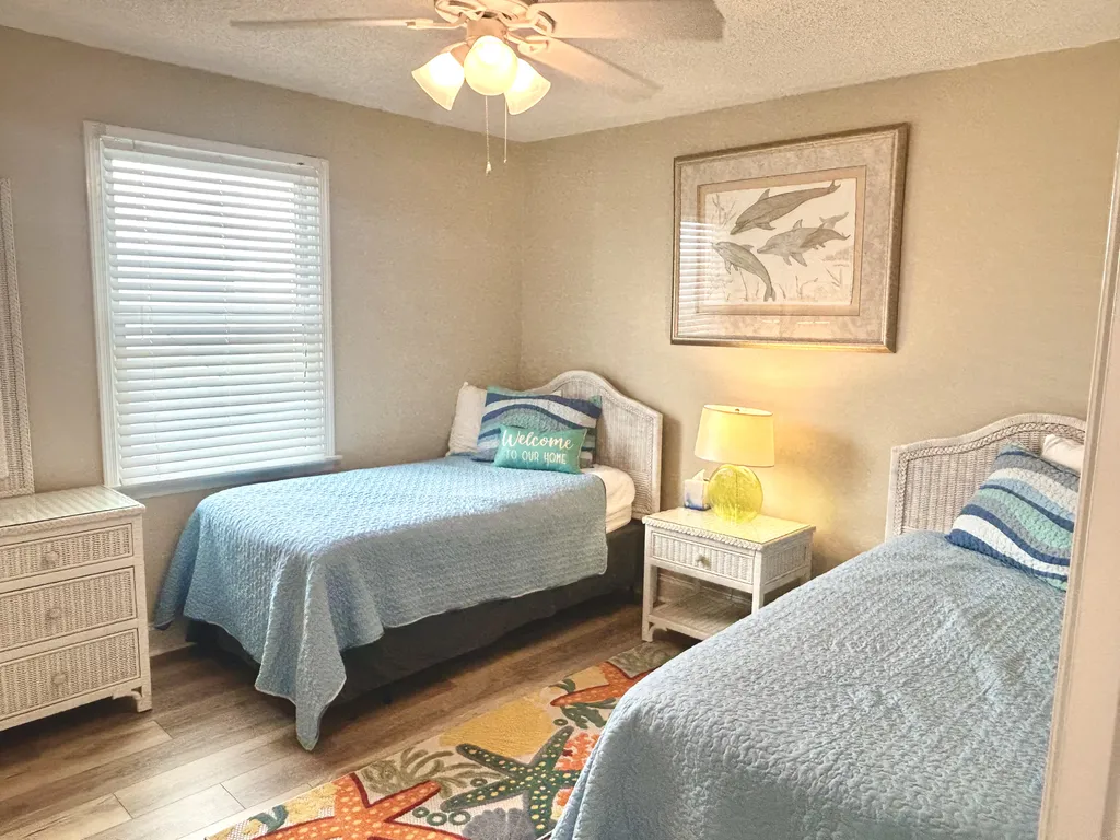 4th bedroom &amp;ndash; two twins with twin rollaway bed in closet