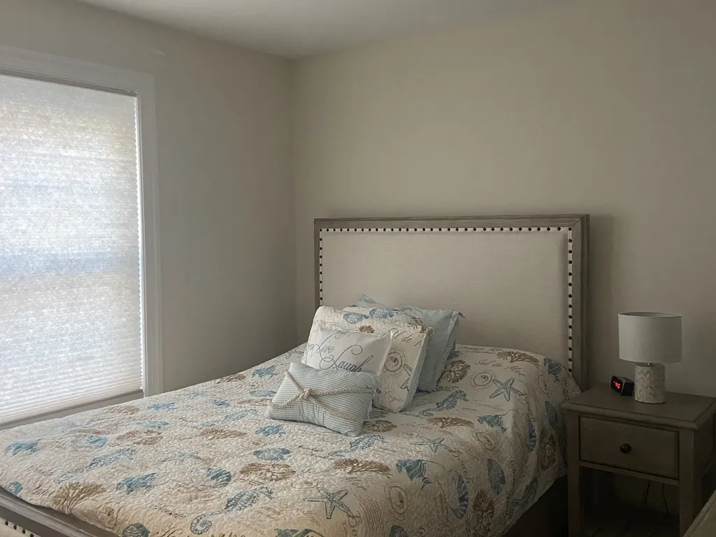 First floor bedroom (queen w private bath)