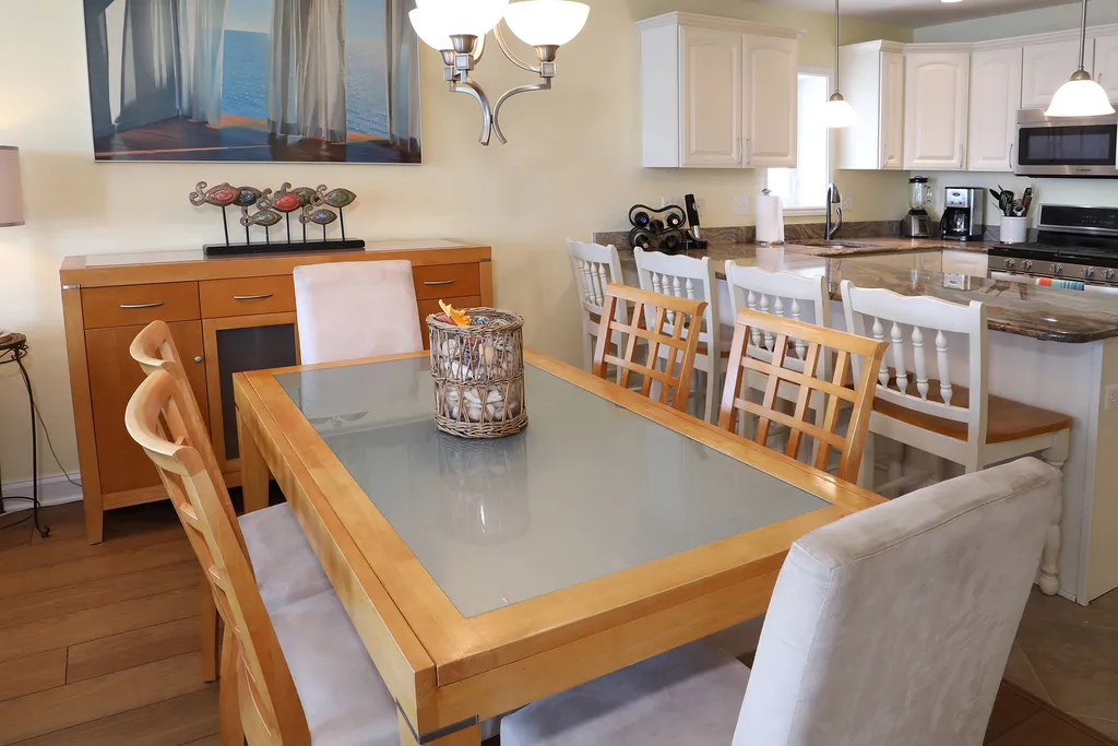 Expandable dinning room table