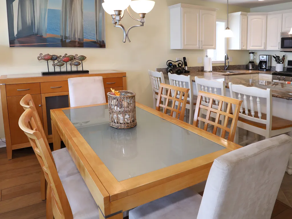 Expandable dinning room table