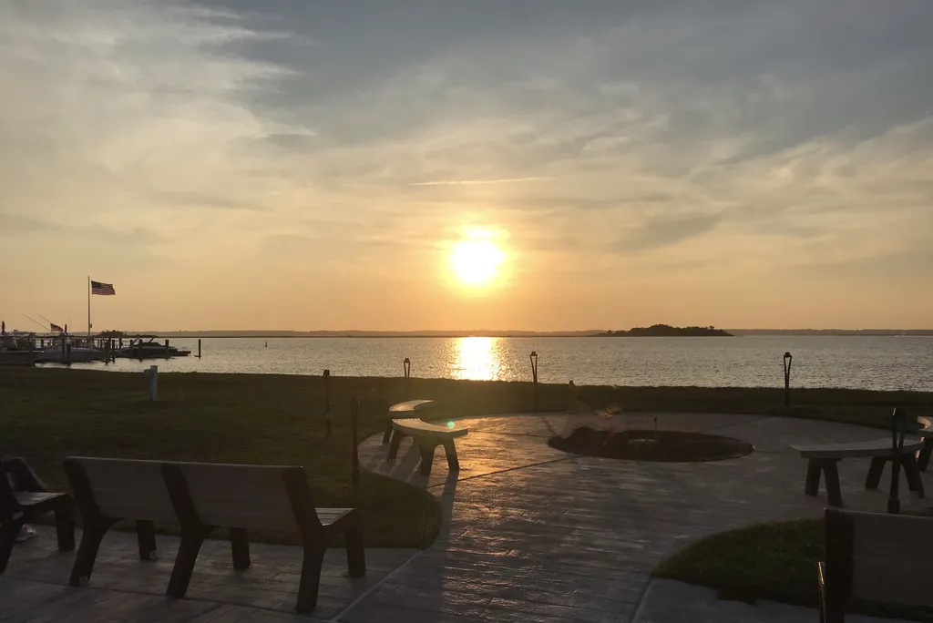 3 Blocks to Great Sunsets on the Lake