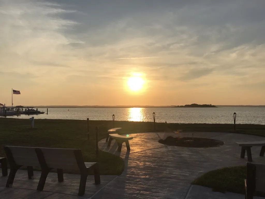 3 Blocks to Great Sunsets on the Lake