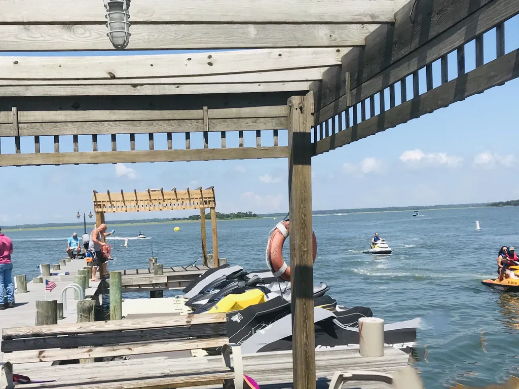 A few minutes walk to fishing, crabbing,  boat, waverunner,  and paddle board rentals on Sunset Lake  