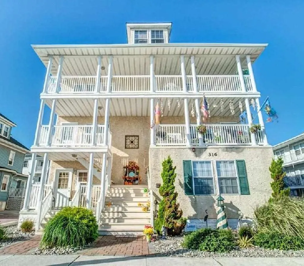 Front of 7 unit condo