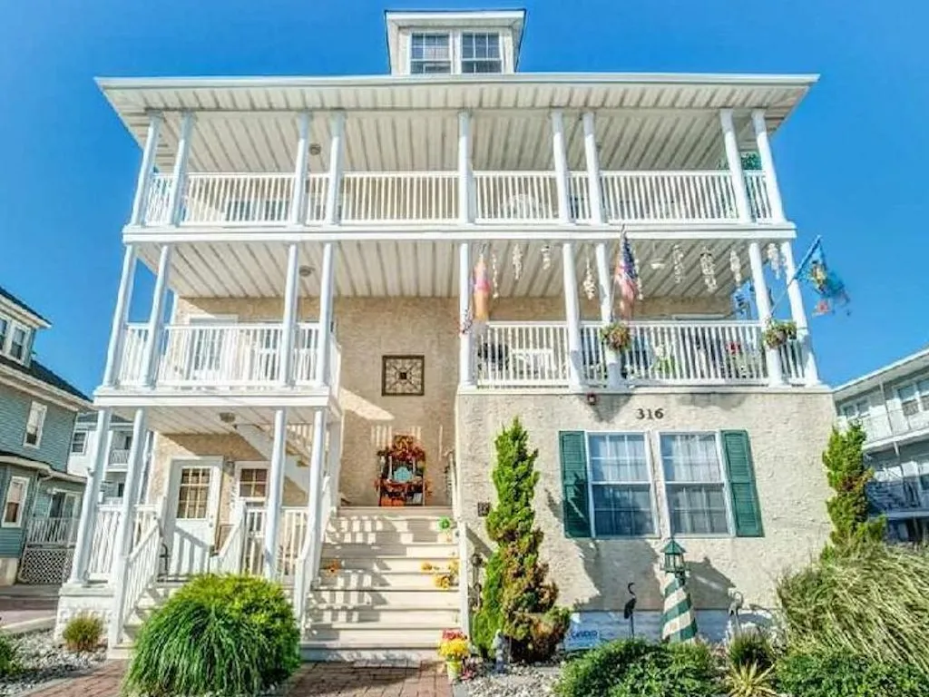 Front of 7 unit condo