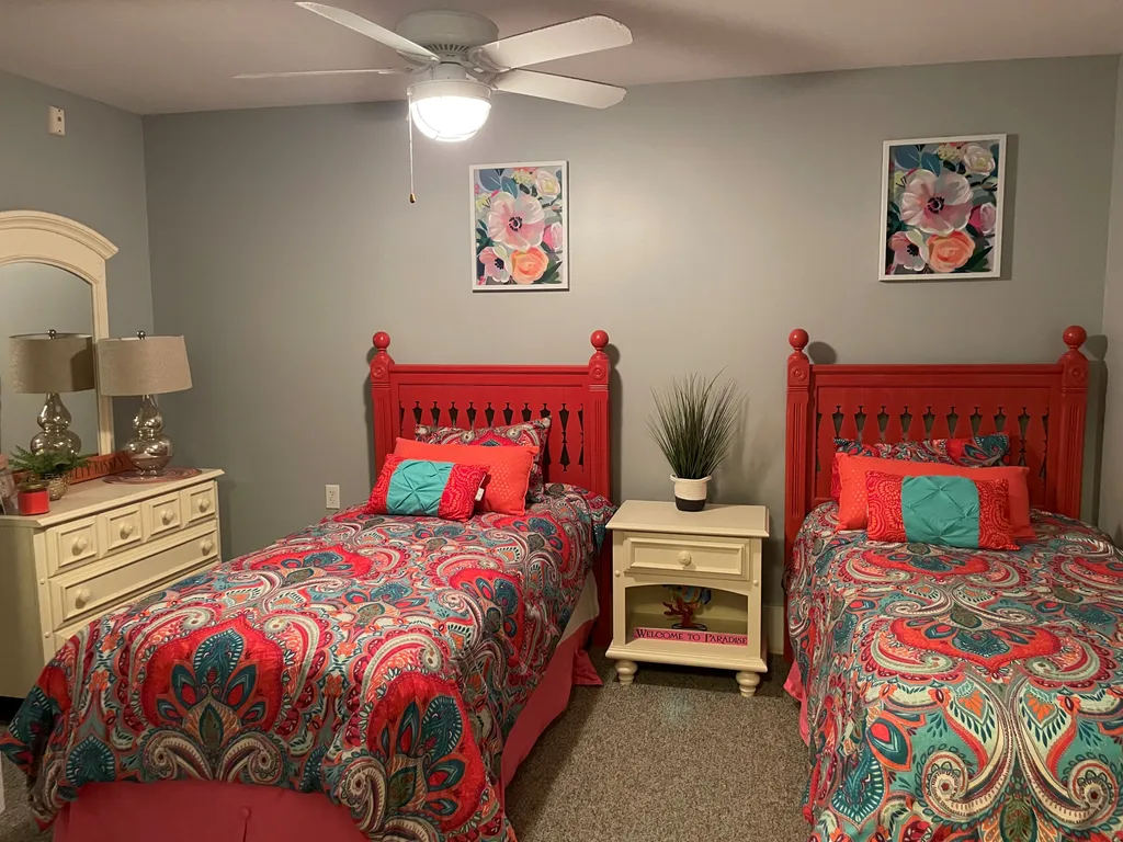 Twin bedroom with TV/DVD 