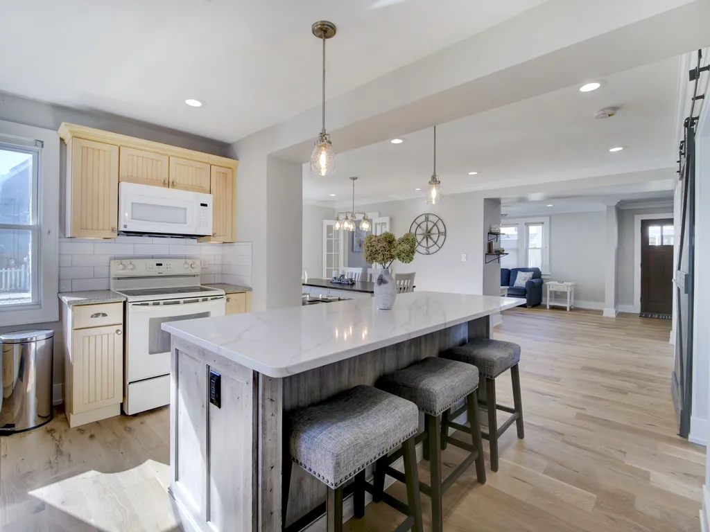 7 foot Island &amp;amp; open floor plan