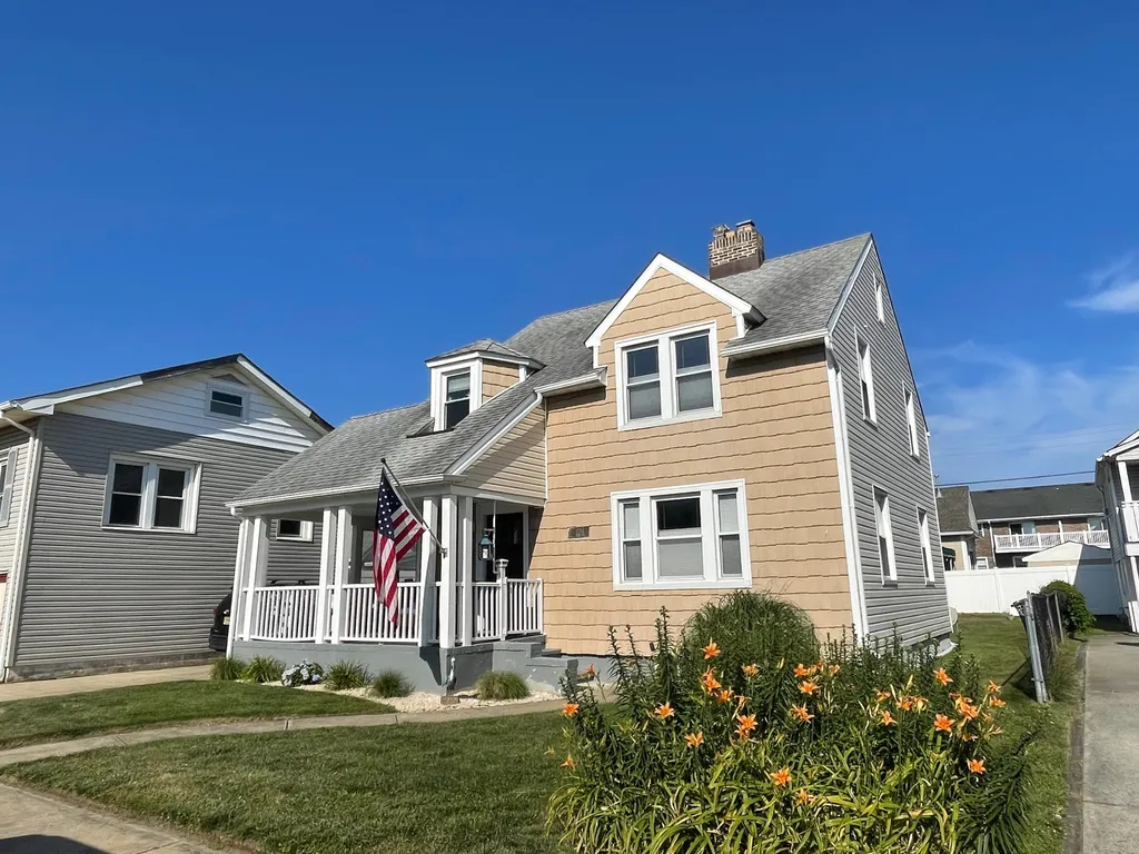 Welcome to the Surf Club! 5 houses to the beach,around the corner from Dunkin, pizza, shops, Playa Bowls &amp;amp; Mamalukes with ice cream &amp;amp; more!