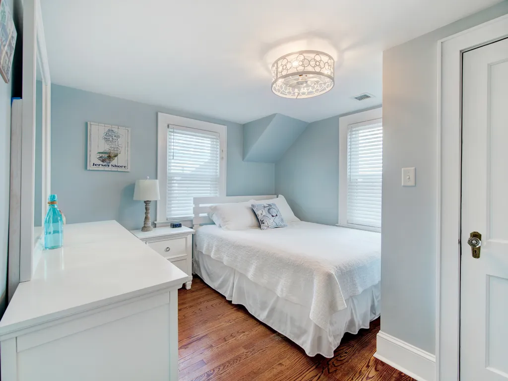 2nd Bedroom w/Queen Bed