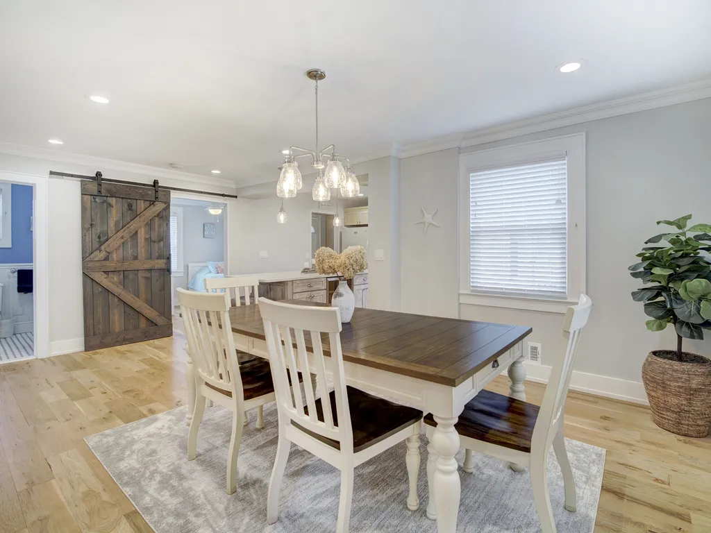Dining room seats 6+