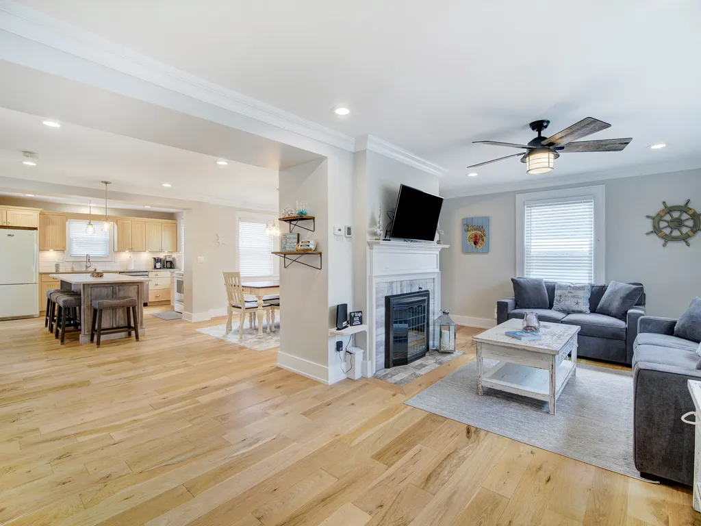 Hardwood Floor throughout