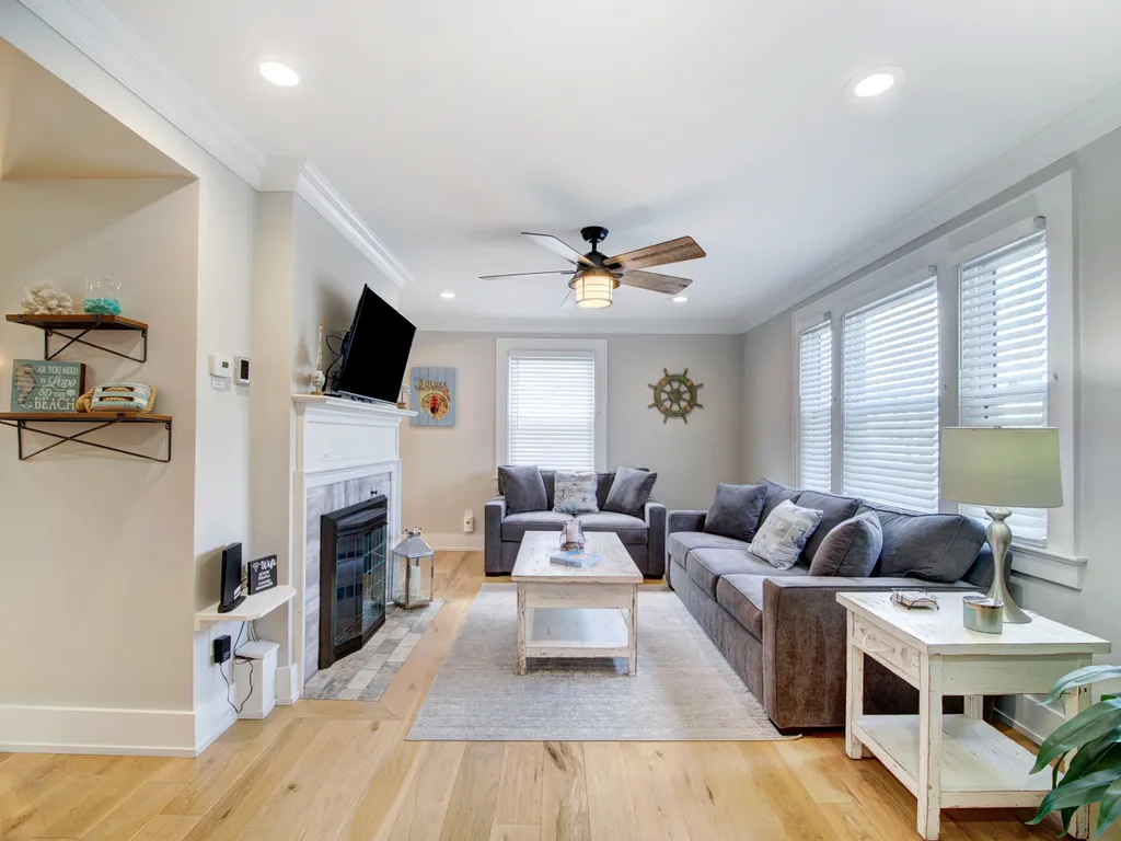 Cozy living room with Gas fireplace &amp;amp; Queen Sleeper Couch