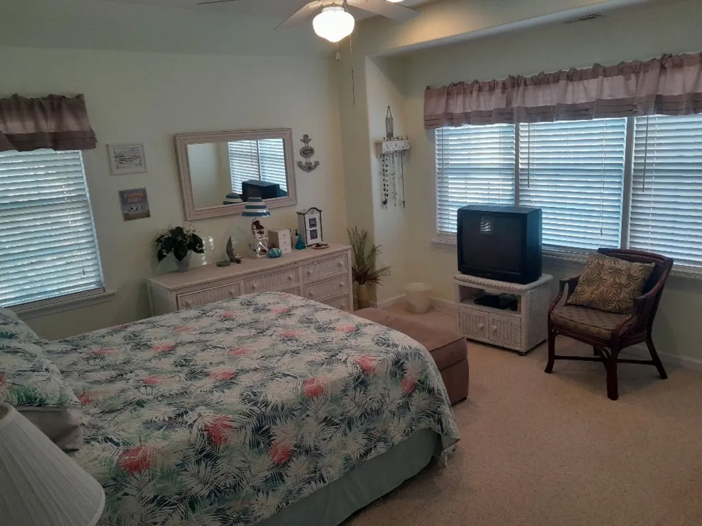 Master Bedroom (Queen Bed)