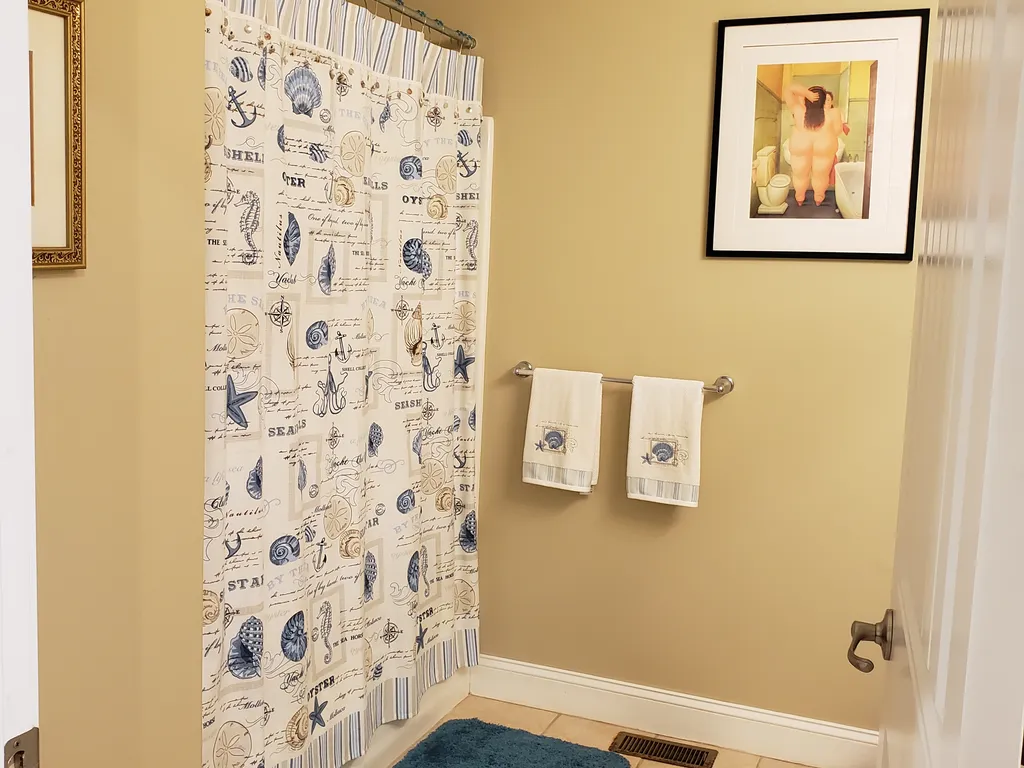 Center Hall Full Bathroom 