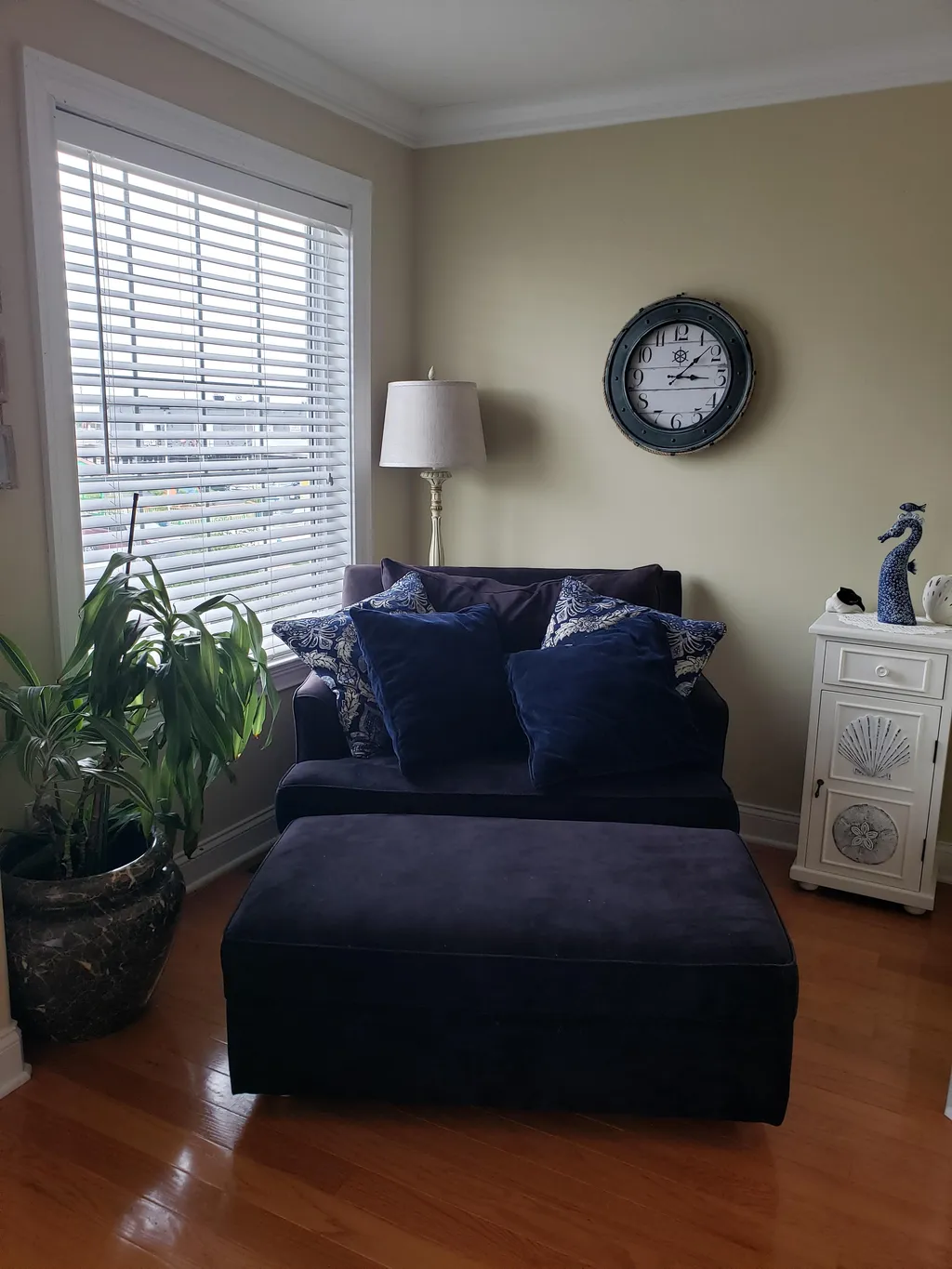 Cozy 2-seater reading nook