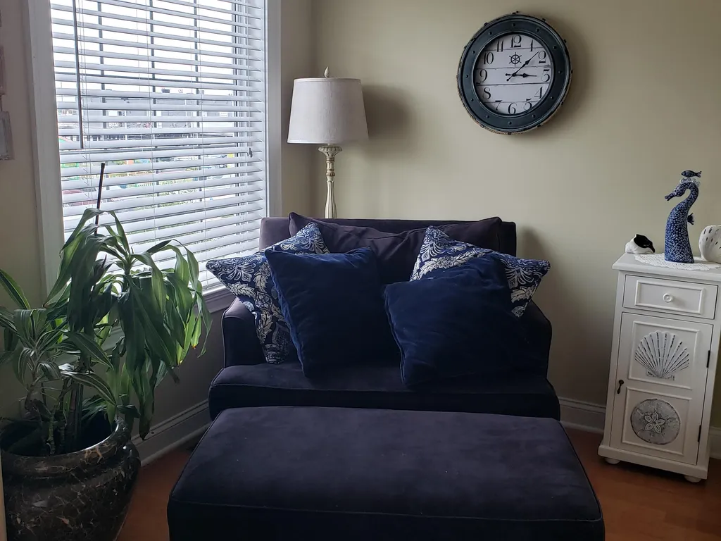 Cozy 2-seater reading nook