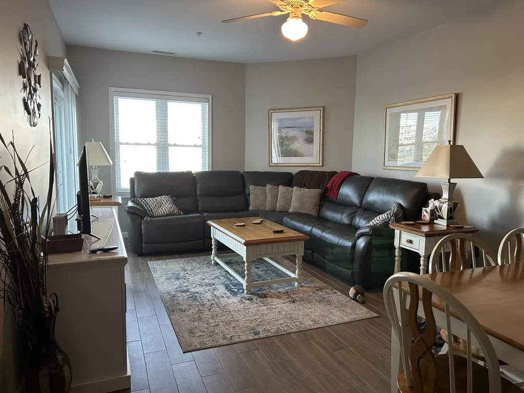 Livingroom-Lots of seating