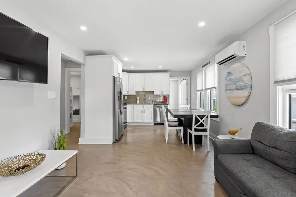 Apt 1 Living/Dining