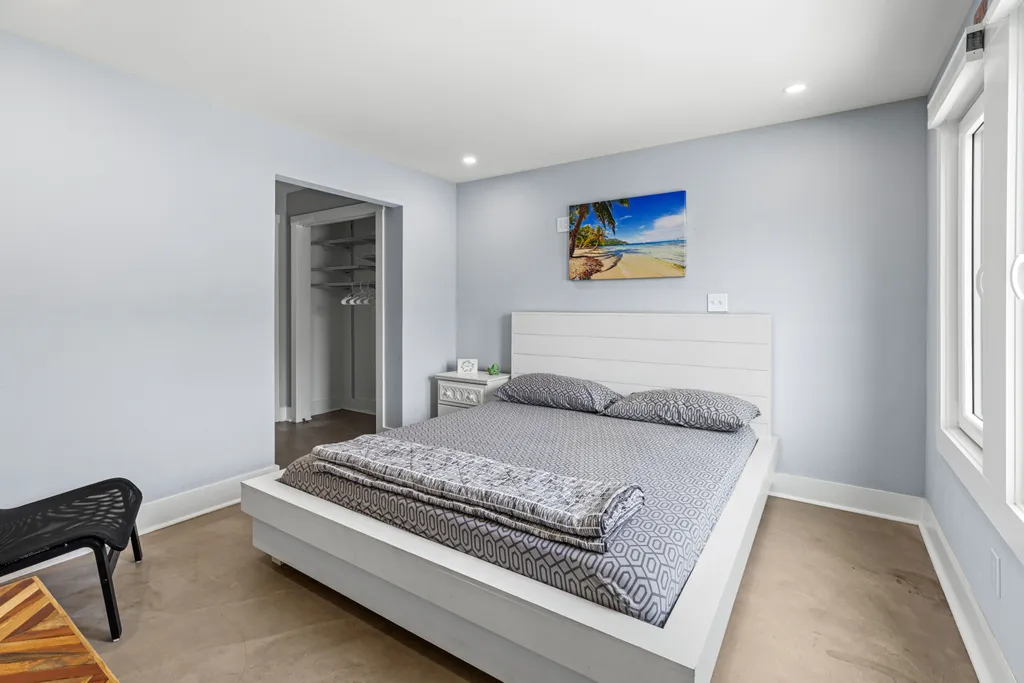 Apt 1 Queen Bedroom