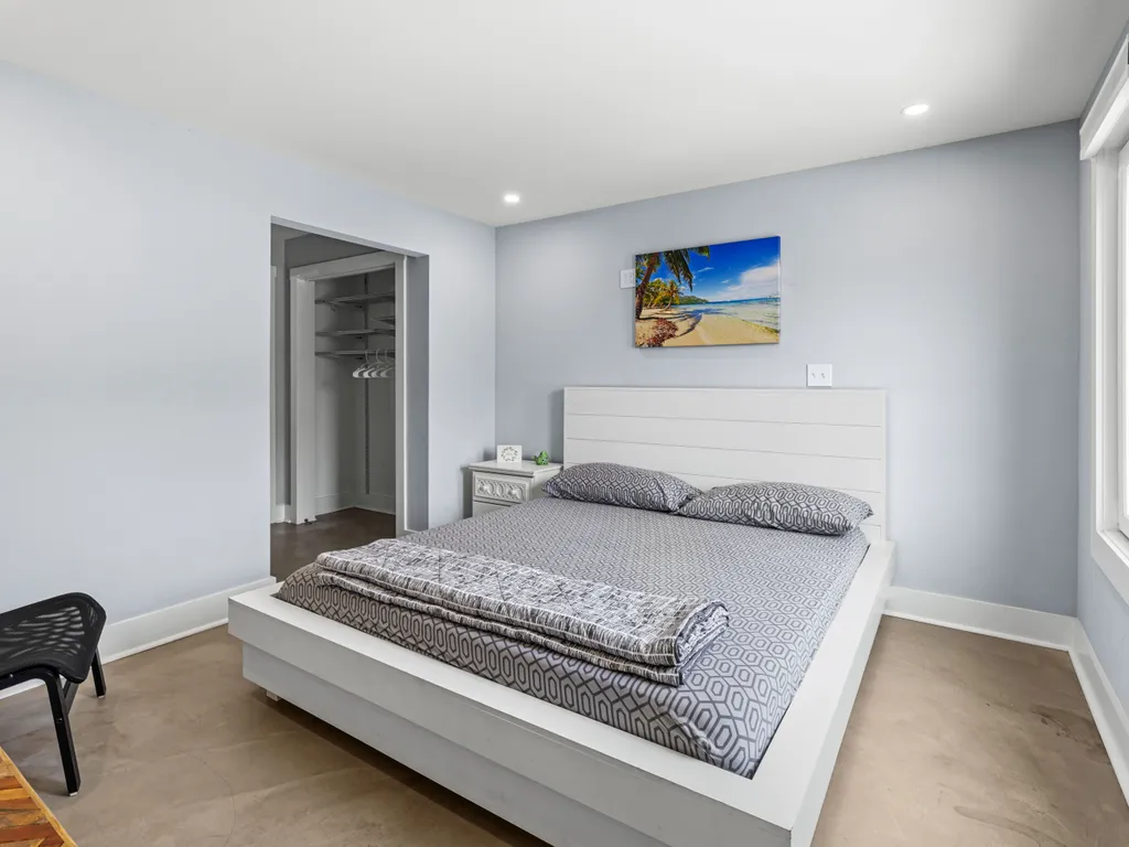 Apt 1 Queen Bedroom
