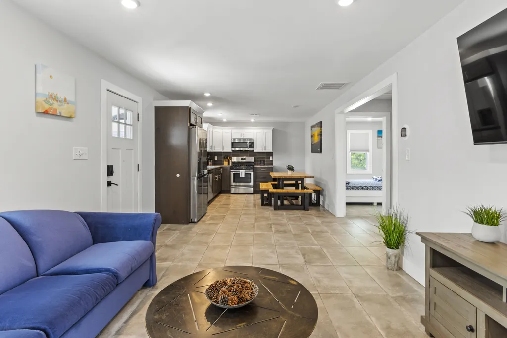 Apt 4 Living/Dining