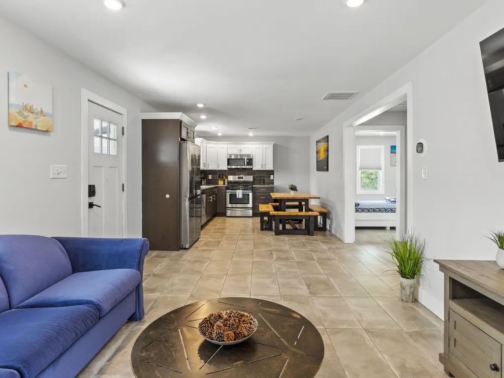 Apt 4 Living/Dining