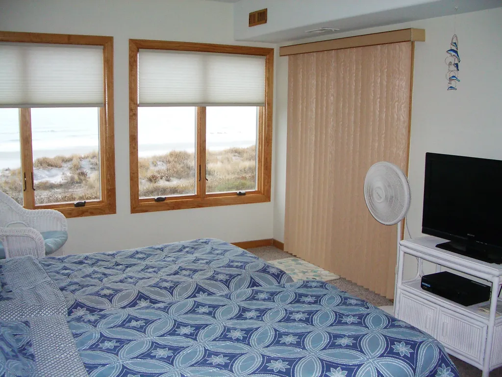 Twin bedroom, oceanside