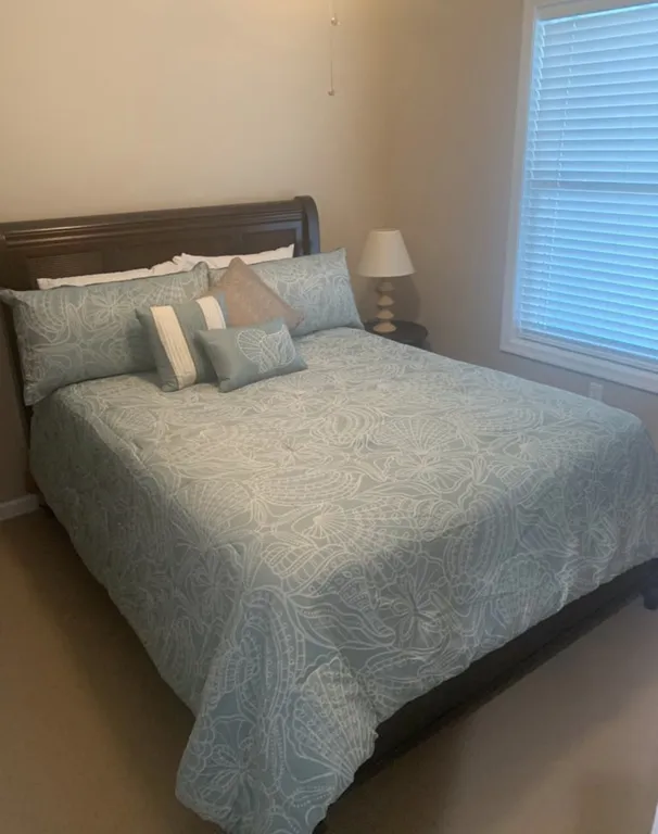 bedroom 3 (queen bed)