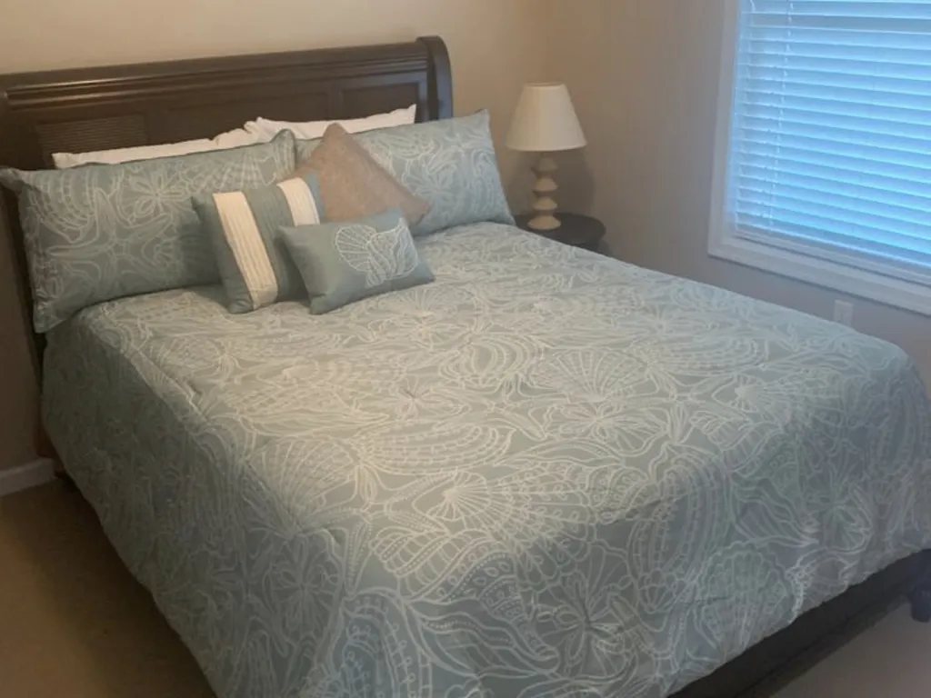 bedroom 3 (queen bed)