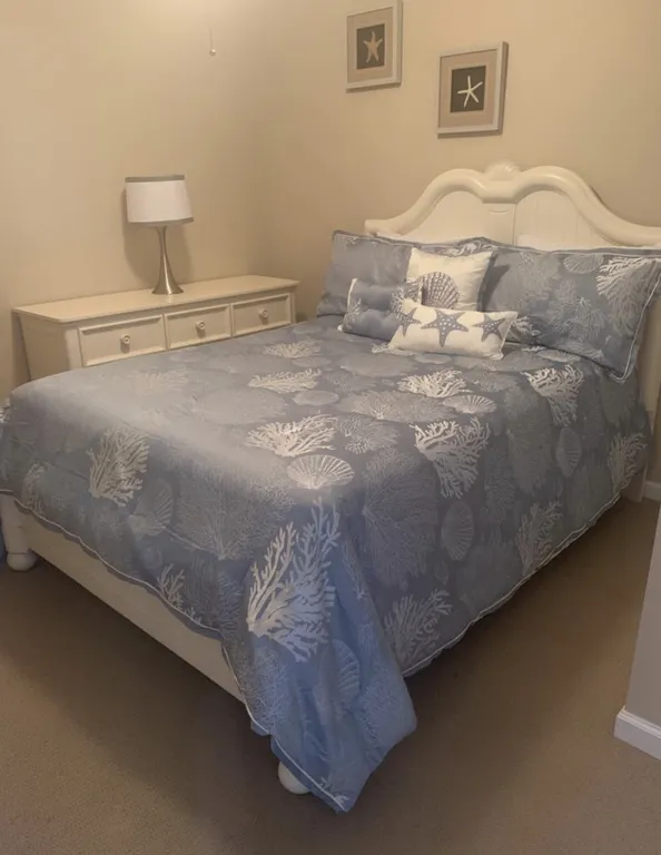 bedroom 4 (queen bed)