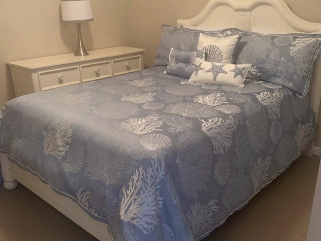 bedroom 4 (queen bed)