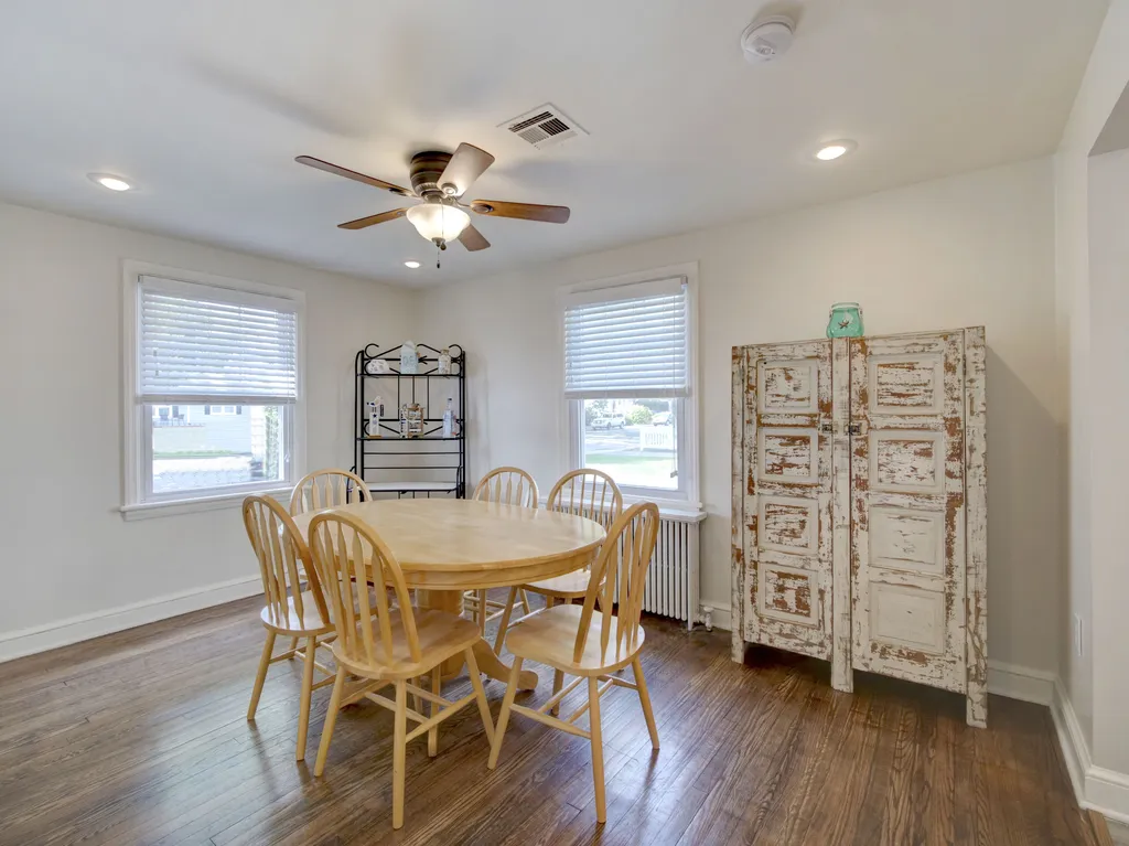 Dining room seats 6+