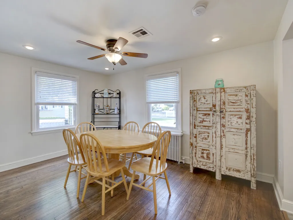 Dining room seats 6+