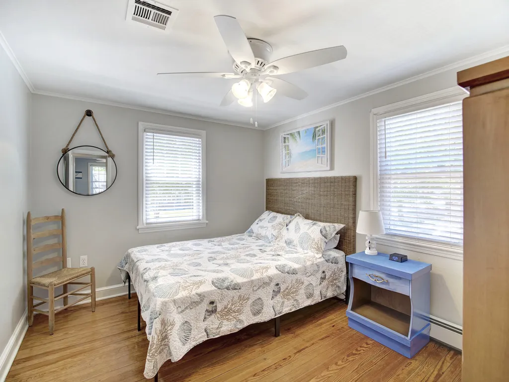 spacious 2nd bedroom with queen bed 