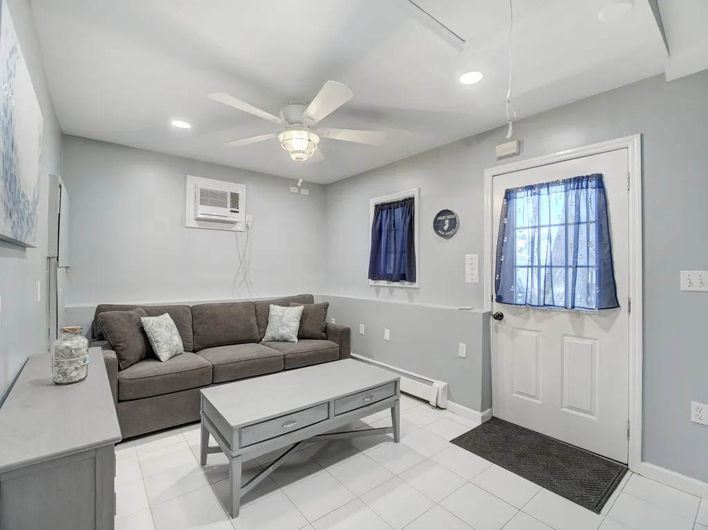 Family room w/ Queen sleeper couch , Roku TV &amp;amp; adjacent 2nd full bath