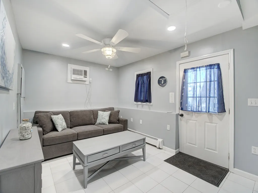 Family room w/ Queen sleeper couch , Roku TV &amp;amp; adjacent 2nd full bath