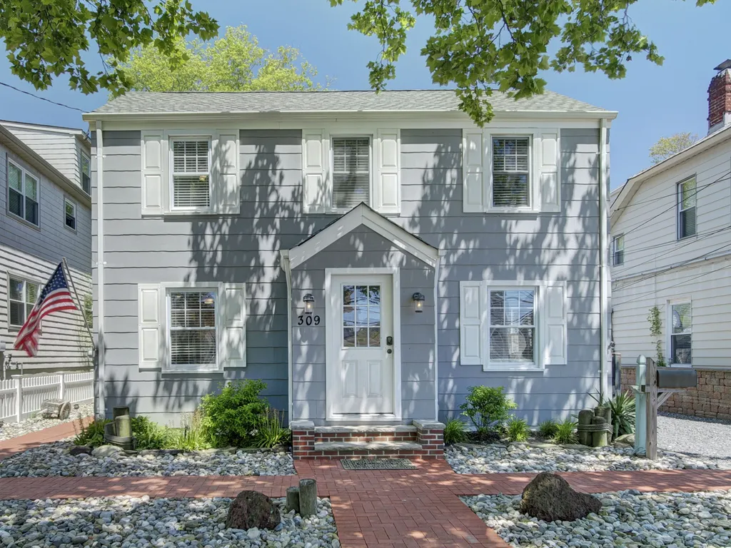 Classic saltbox colonial 3 blocks to beach/boardwalk &amp;amp; 1 block to town with numerous restaurants &amp;amp; shopping