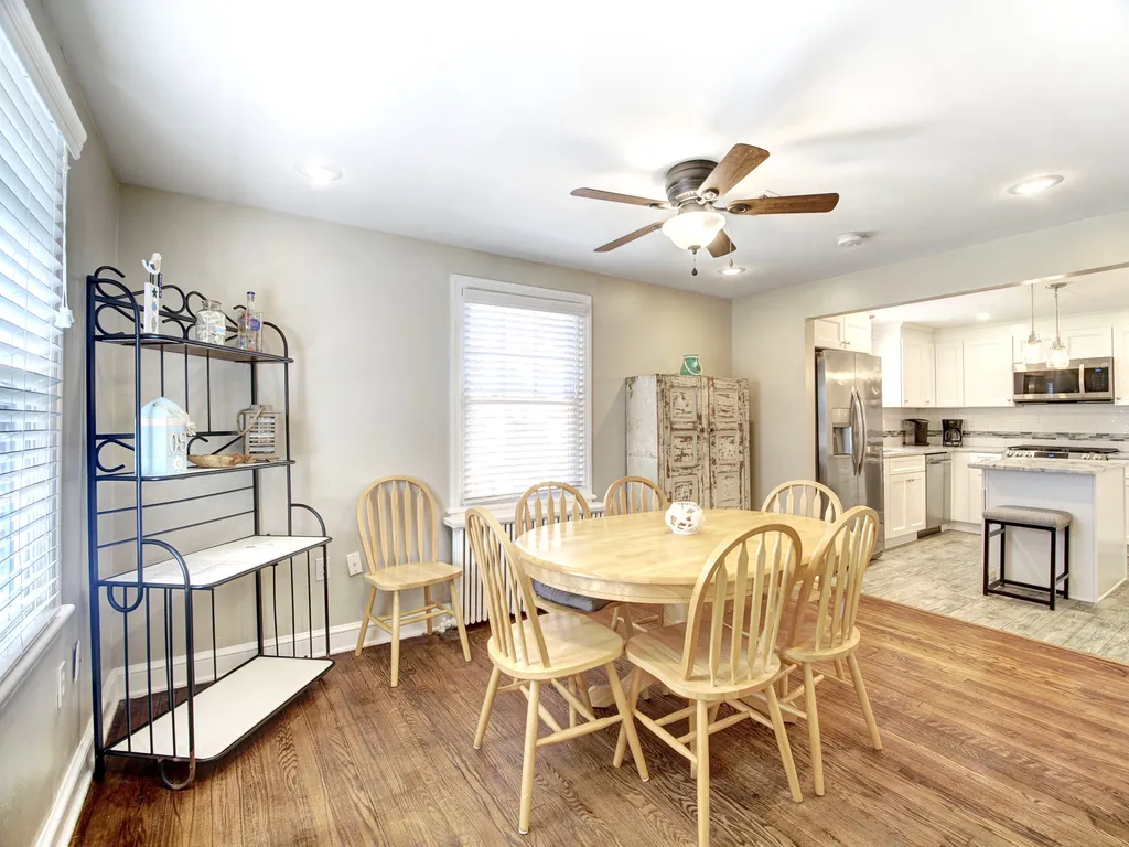 Dining room  for 6+* open floor plan