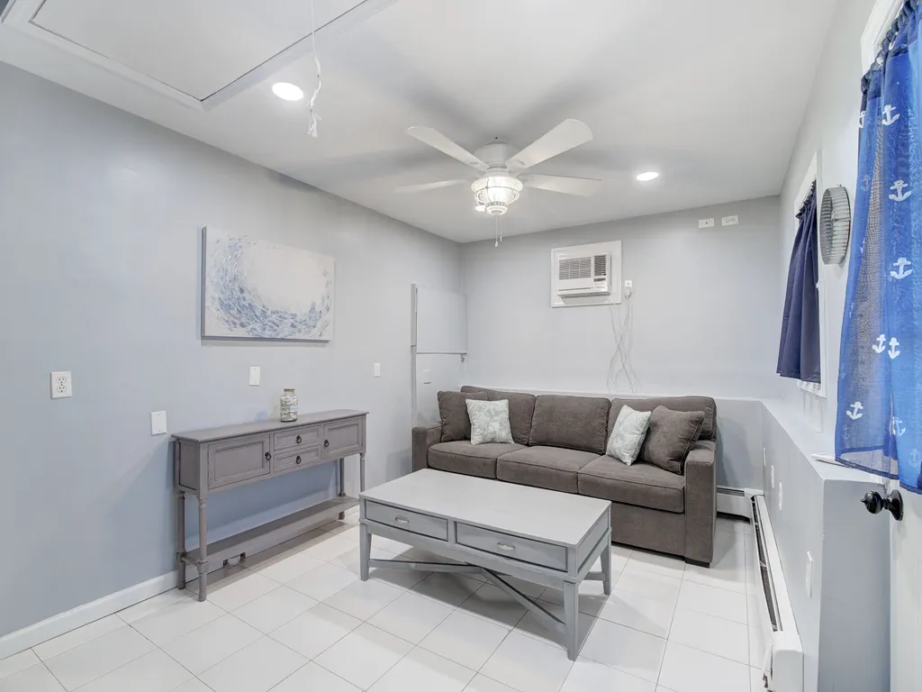 Family room w/ Queen sleeper couch , Roku TV &amp;amp; adjacent 2nd full bath