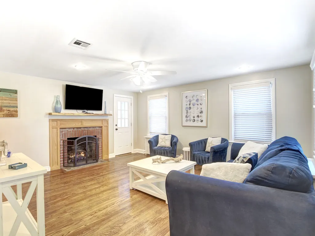 Gas fireplace, smart tv &amp;amp; Fast  WIFI, Door leads out to Sunroom