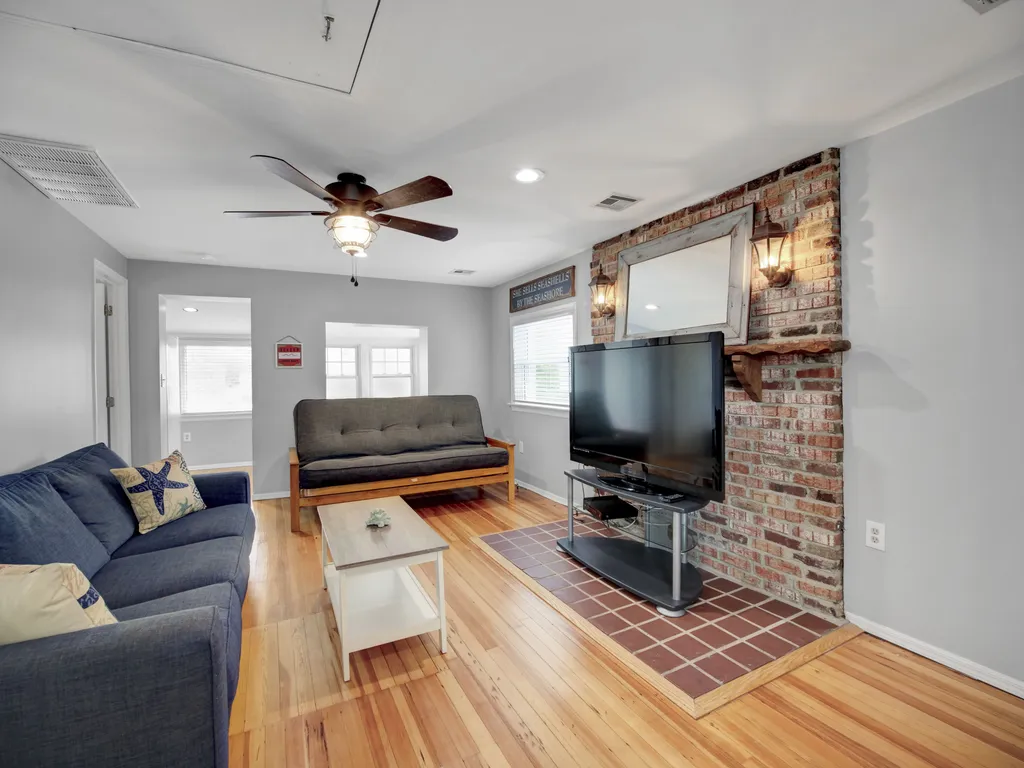 New Full Futon in living room*smart tv*fast wifi